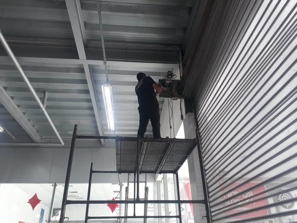 Técnico da Liderança Portas de Aço em atendimento de emergência