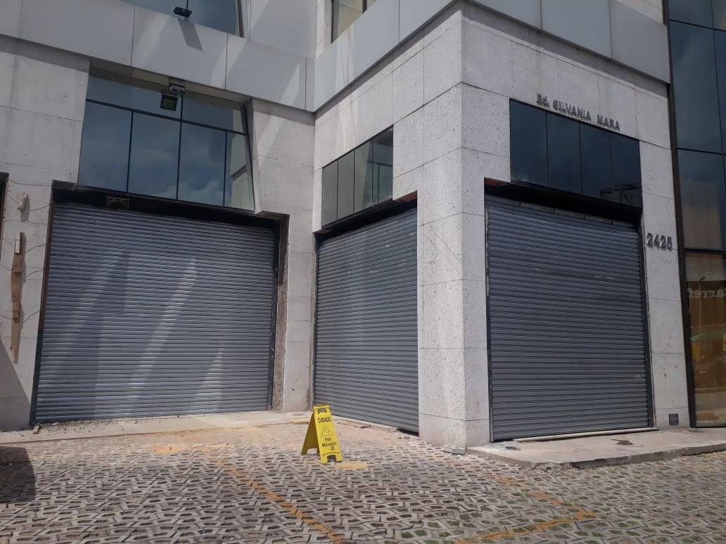 Porta de aço automática instalada em fachada comercial pela Liderança Portas de Aço