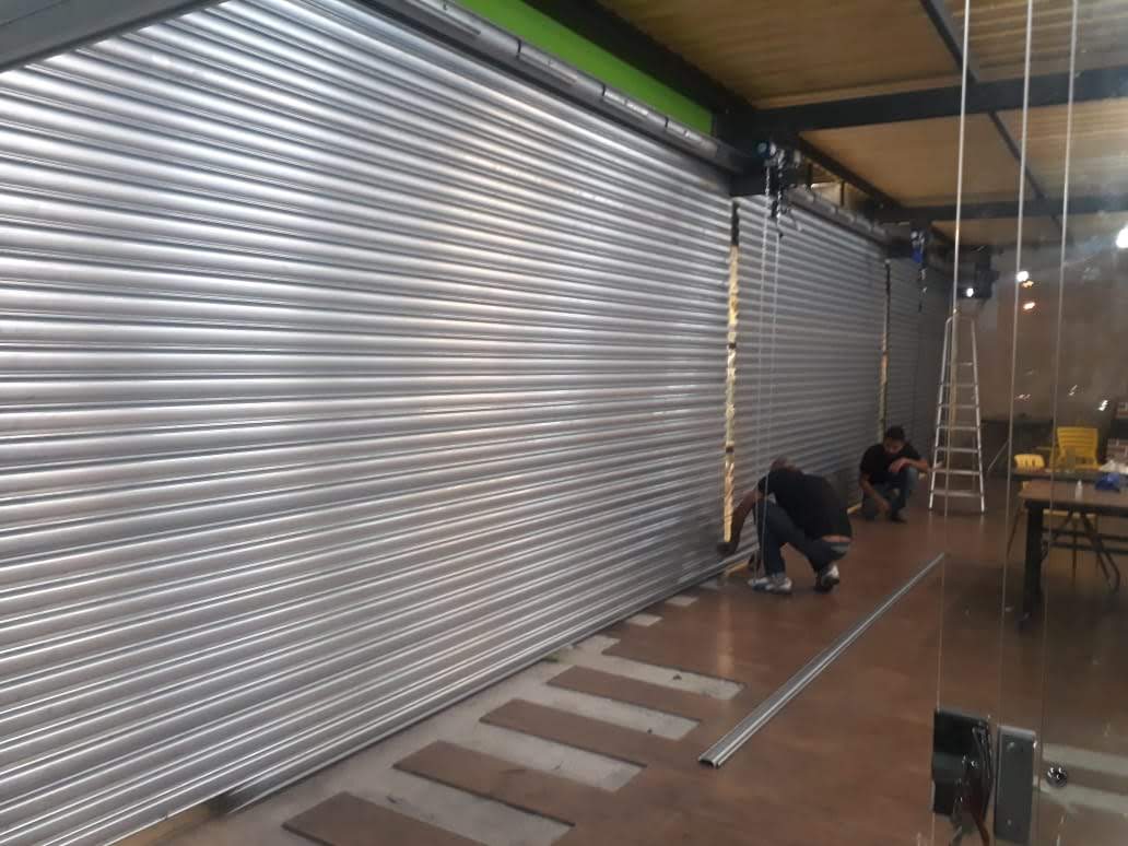 Instalação de porta de aço de grande porte pela Liderança Portas de Aço